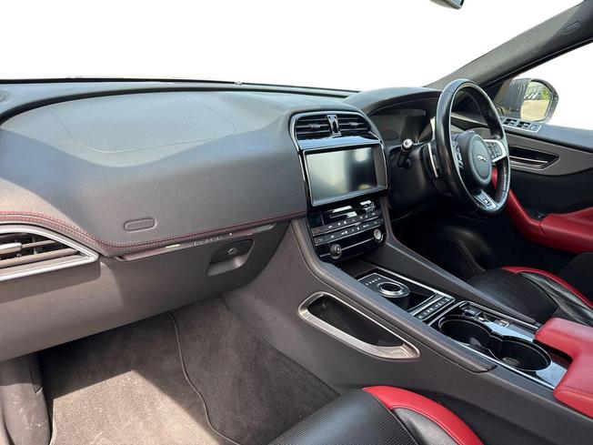 JAGUAR F-Pace Photo 2