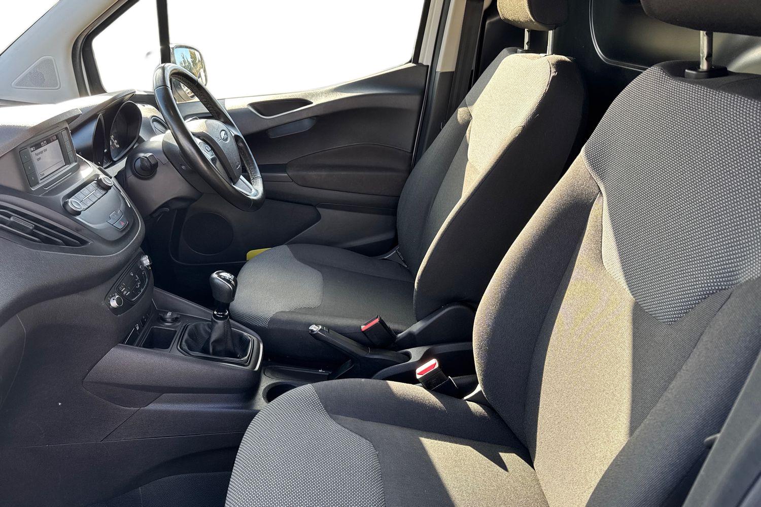Ford TRANSIT COURIER Photo 9