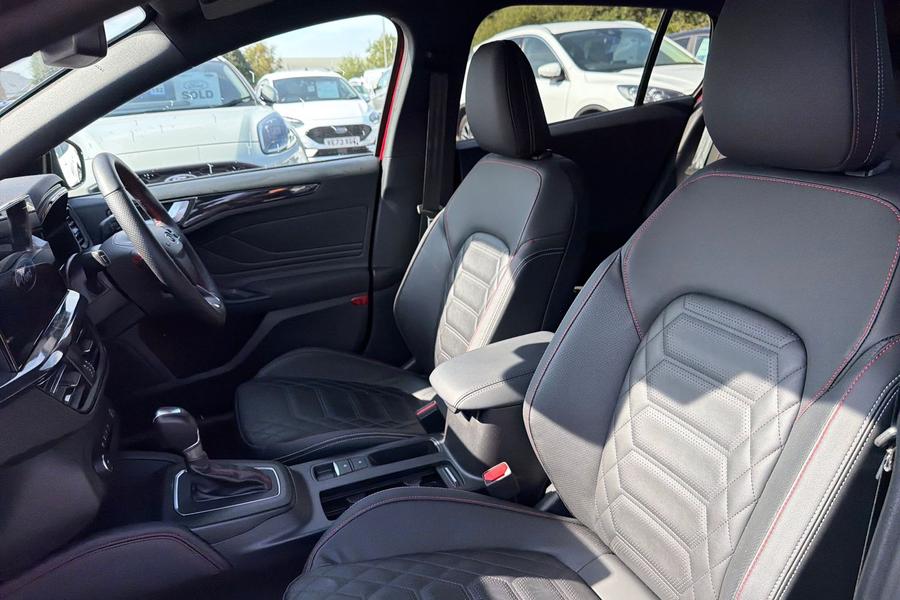 Ford FOCUS Photo autoimg-b717907a5deba022a56ef6d46d66bc0a73aabb9f.jpg