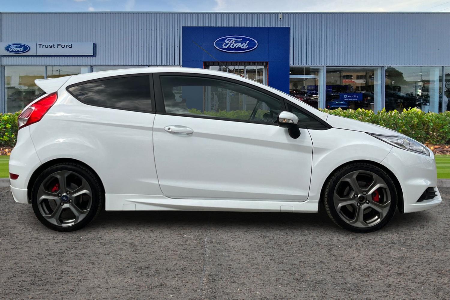 Ford FIESTA Photo 2