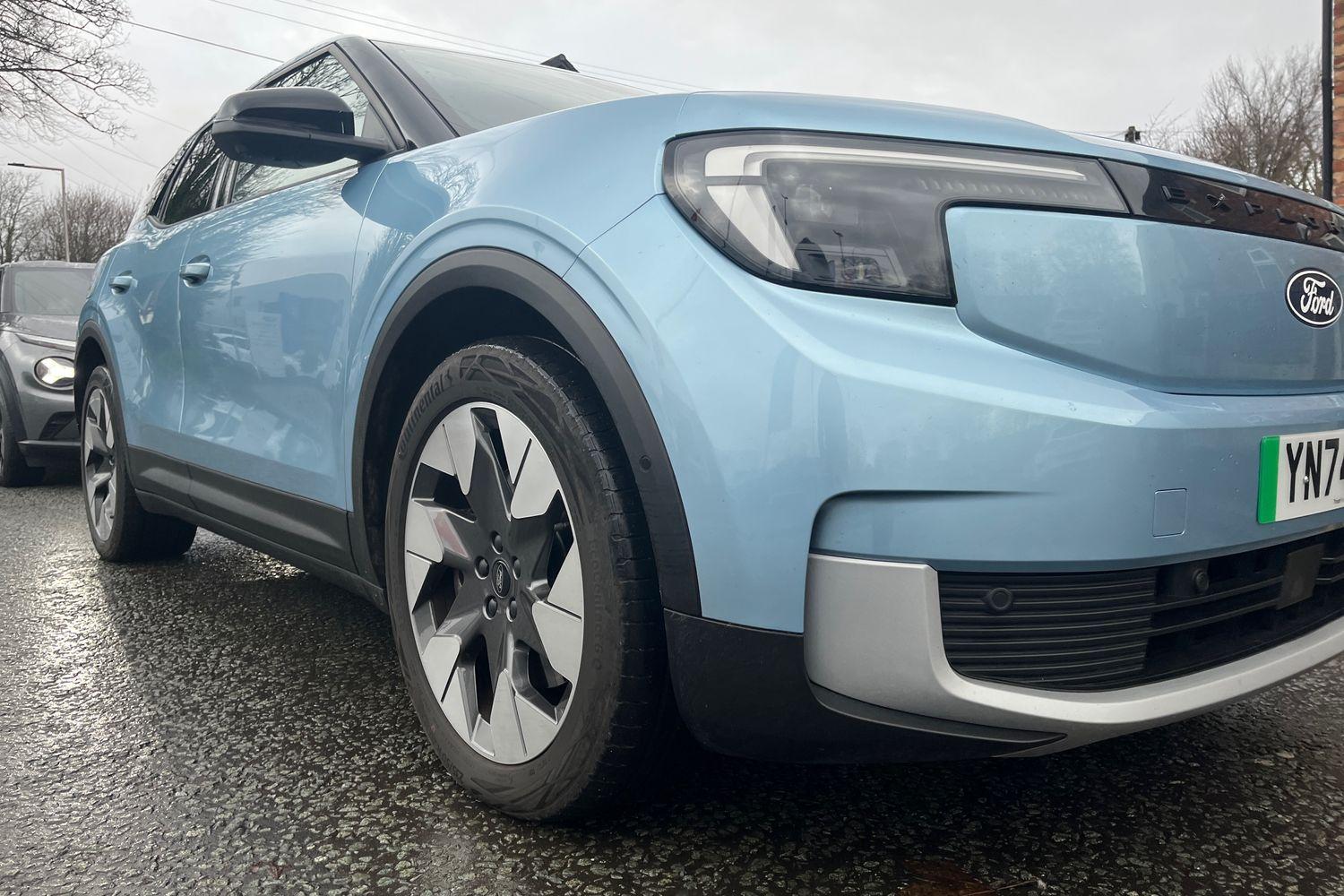 Ford EXPLORER Photo 26