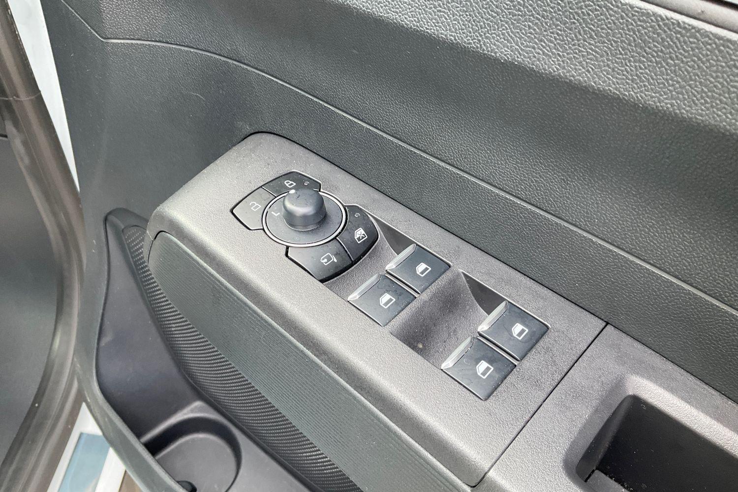 Ford E-Tourneo Courier Photo 15