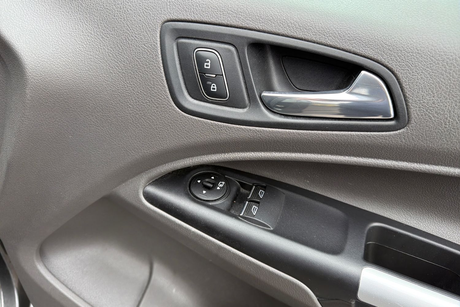Ford TRANSIT CONNECT Photo 23