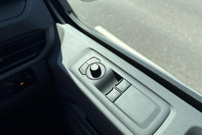 VOLKSWAGEN Transporter Photo 36