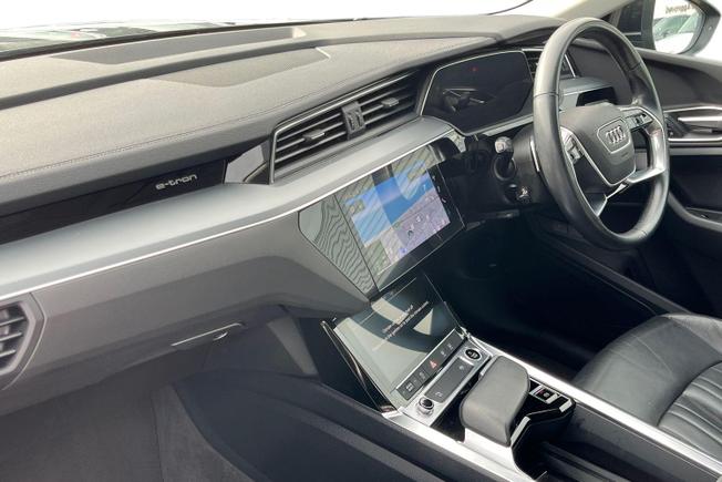 AUDI e-tron Photo 2