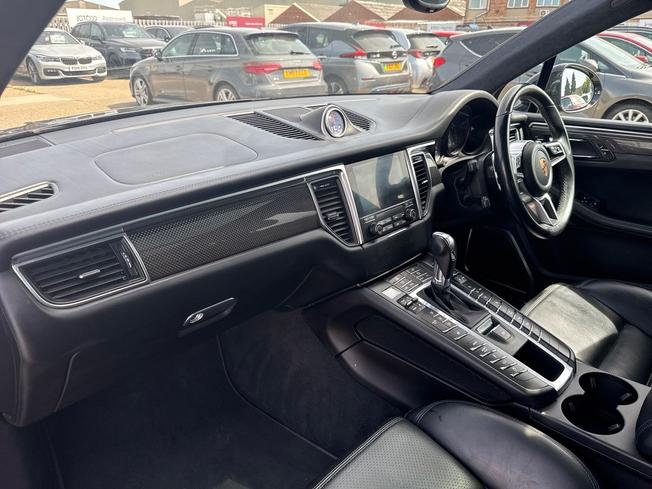 PORSCHE Macan Photo 41