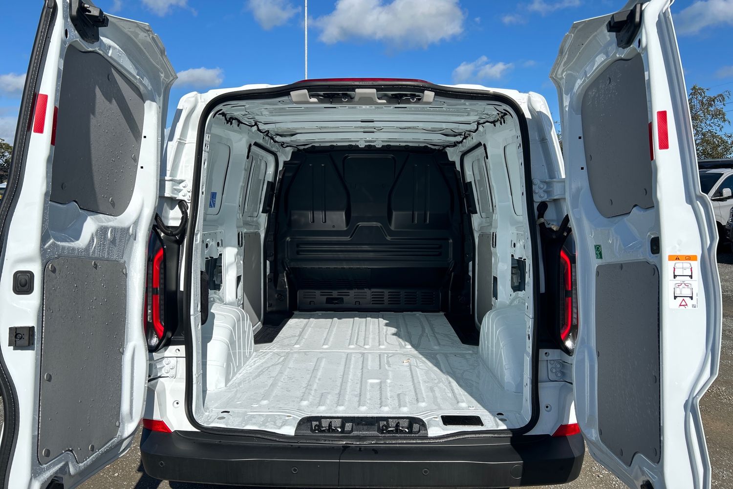 Ford E-TRANSIT CUSTOM Photo 6