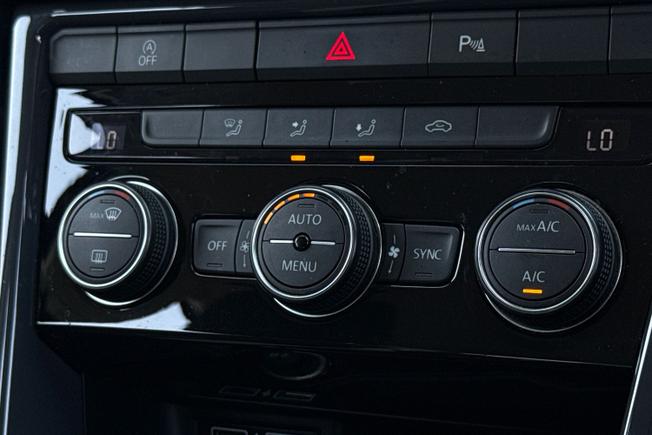 VOLKSWAGEN T-Roc Photo 26