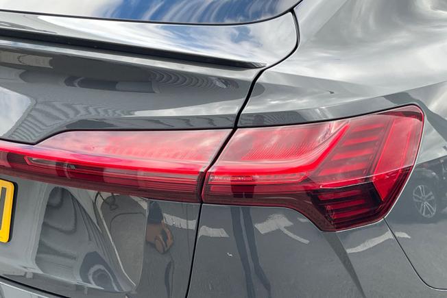 AUDI Q8 E-Tron Photo 18