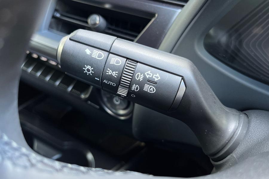 Lexus UX Photo autoimg-b8178716524176780bea6a91d9a34d9ee430ba35.jpg