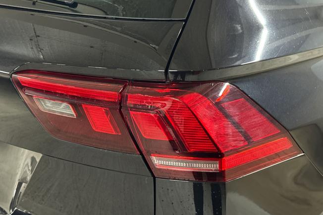 VOLKSWAGEN Tiguan Photo 18