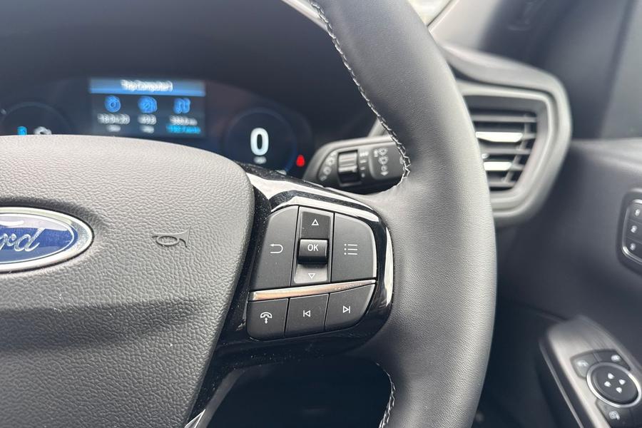 Ford KUGA Photo autoimg-b81d3a2a0025a2cf198c87502f0e3192b244a671.jpg