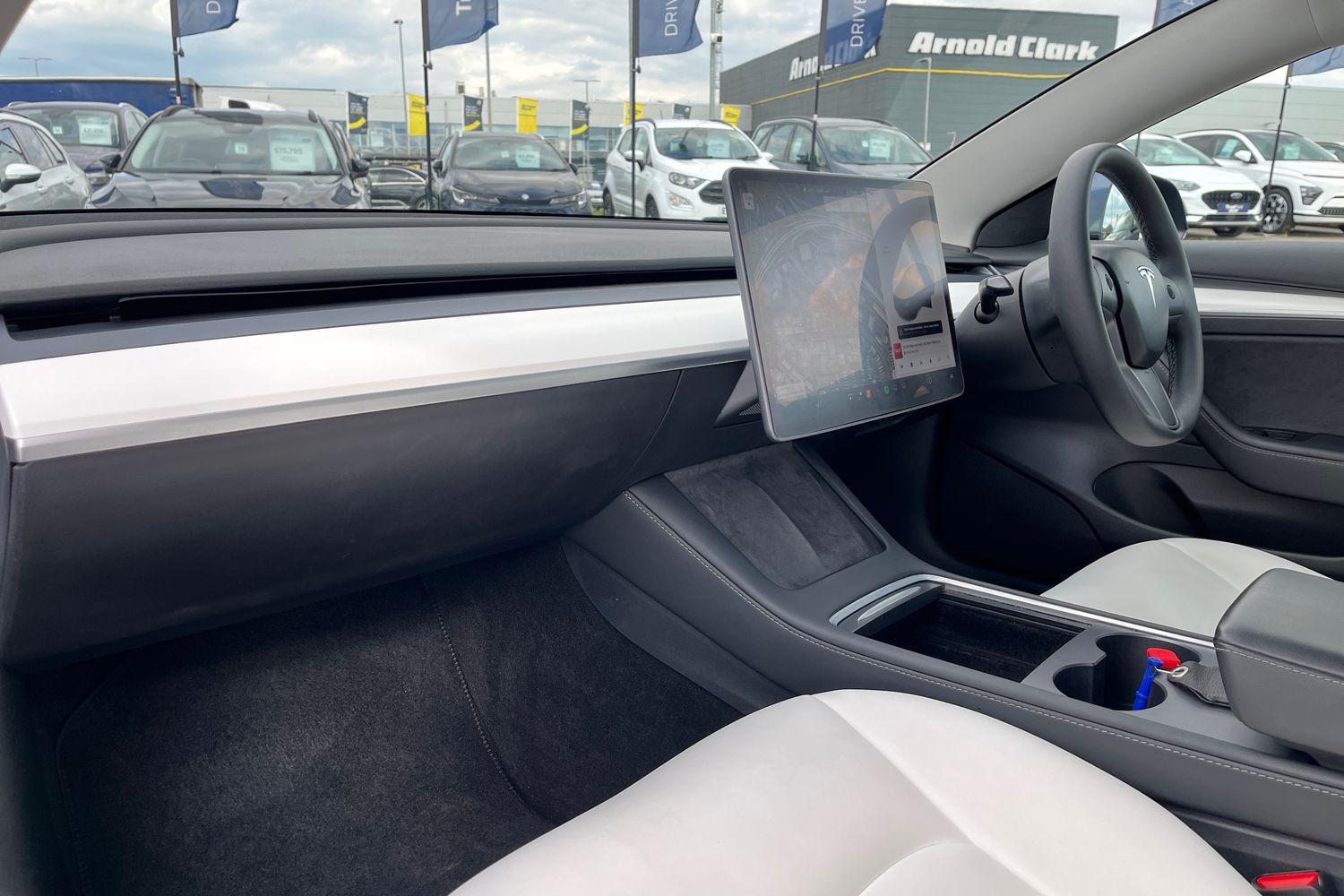 TESLA Model 3 Photo 17