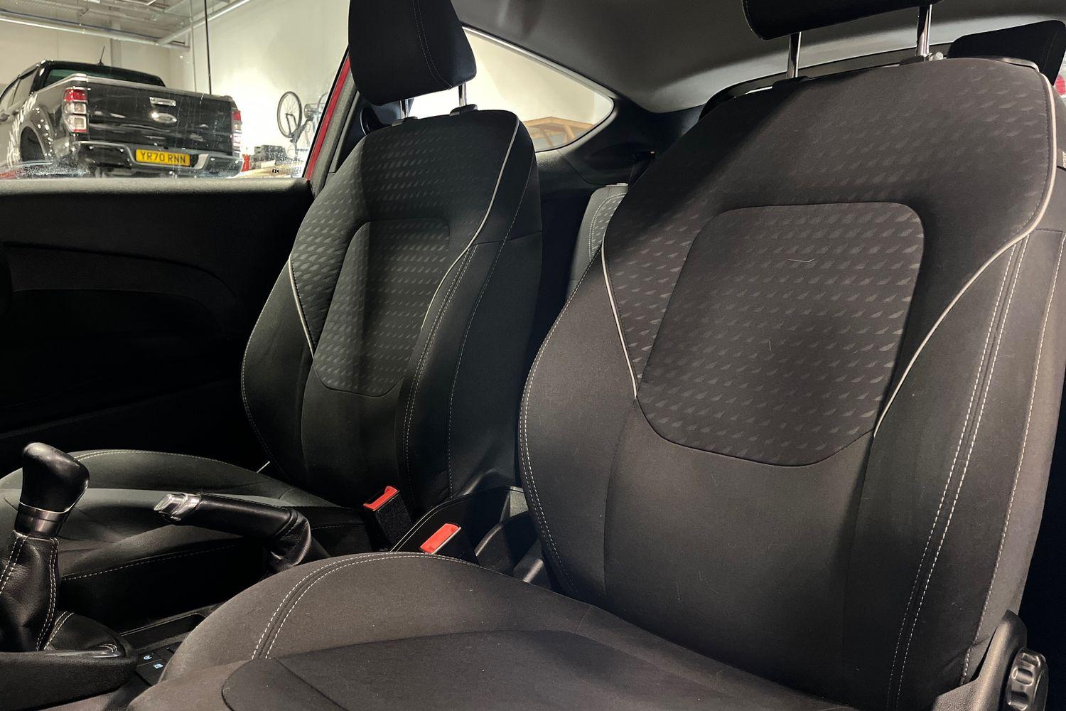 Ford FIESTA Photo 18