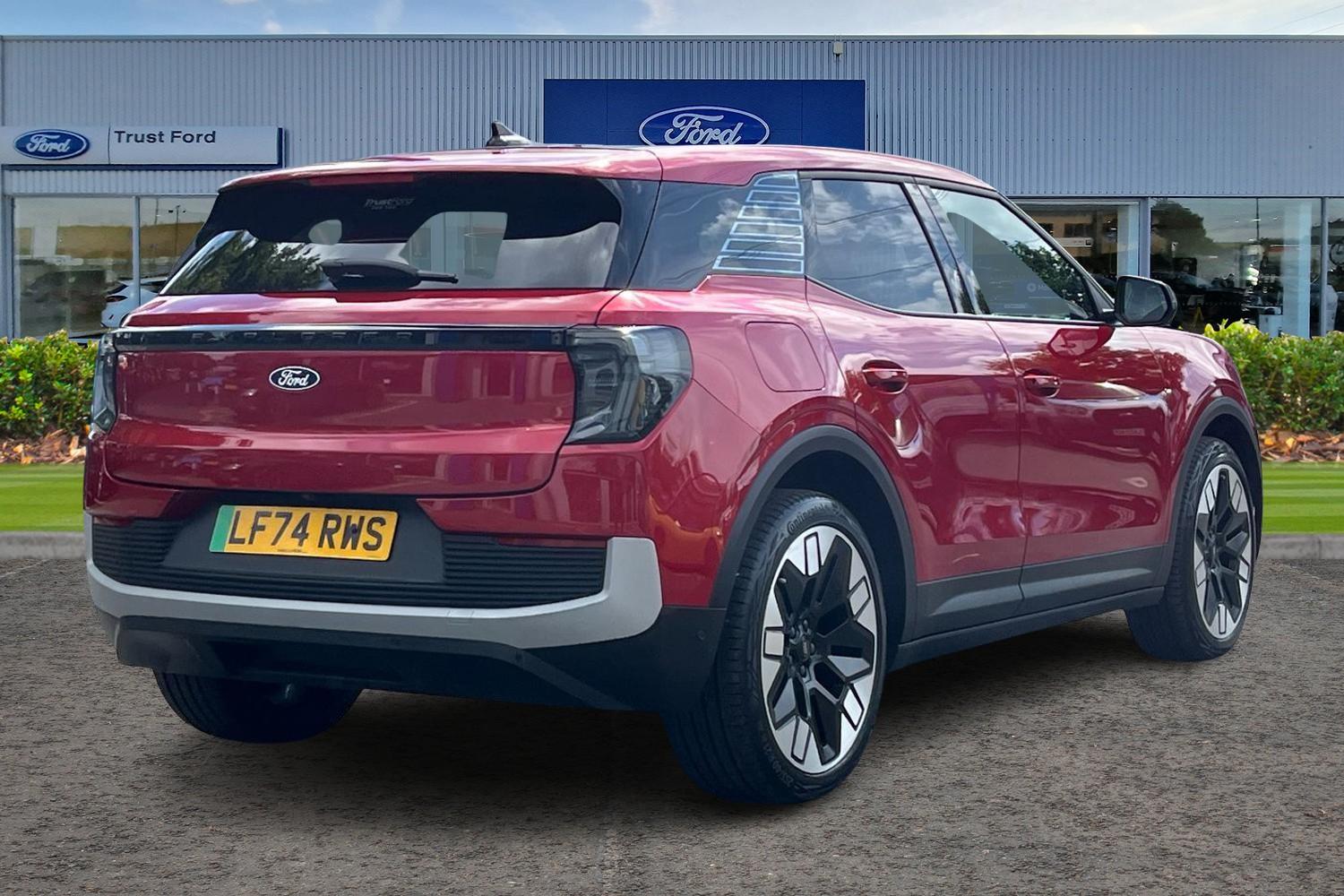 Ford EXPLORER Photo 3