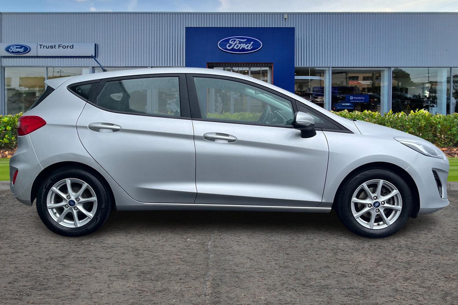 Ford FIESTA Photo 2