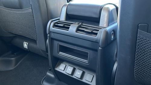 Land Rover Defender Photo autoimg-b8a57e223732790e9aa8d99c7d4b145a2ef0bd3d.jpg