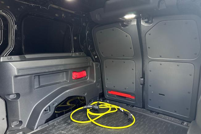 VOLKSWAGEN ID. Buzz Cargo Photo 9