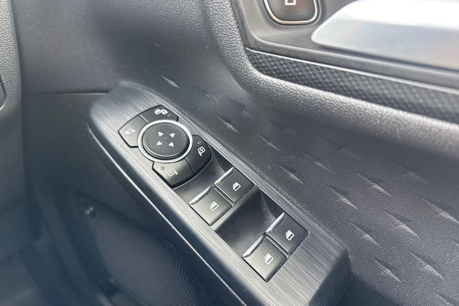 Ford KUGA Photo autoimg-b8bfc6d36bcb4e5af9b7c6138fe5f5f8899e2c5c.jpg