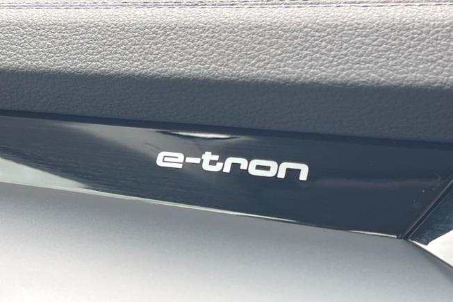 AUDI Q8 E-Tron Photo 33