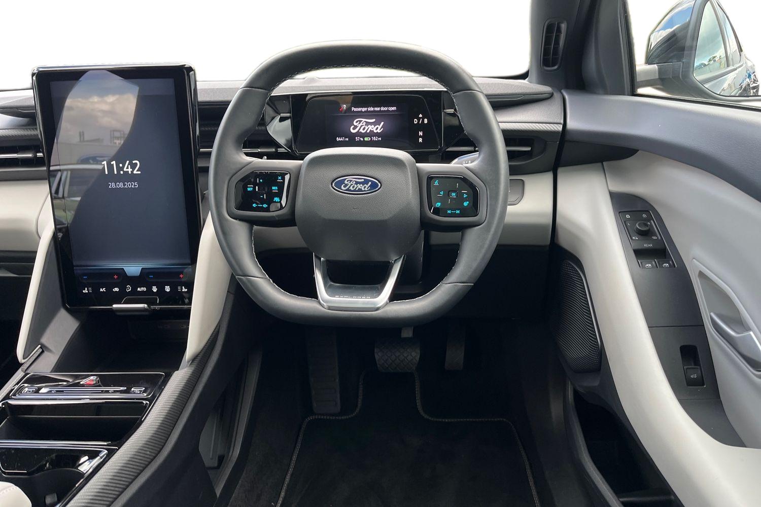 Ford Explorer Photo 10