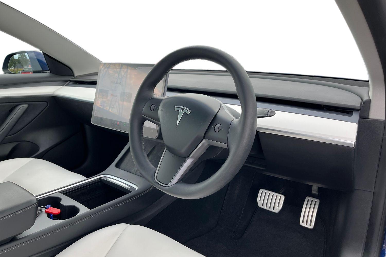 TESLA Model 3 Photo 8