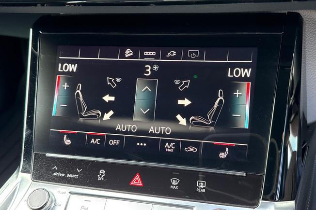 AUDI e-tron Photo 32