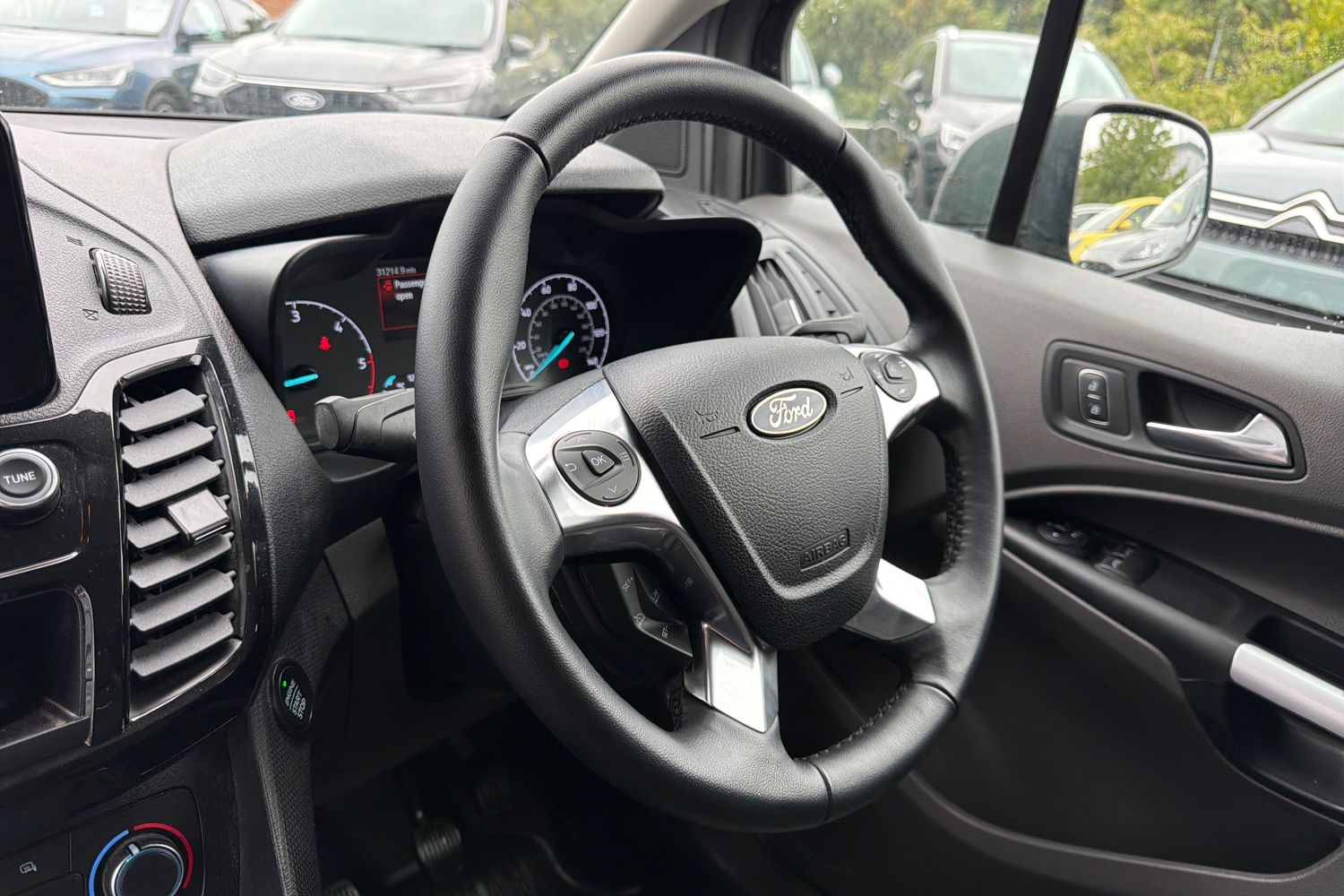 Ford TRANSIT CONNECT Photo 28