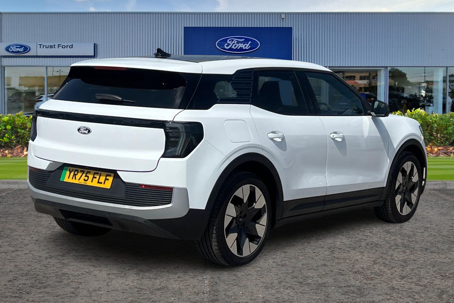 Ford Explorer Photo 3