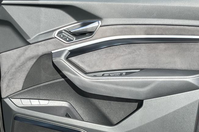 AUDI Q8 E-Tron Photo 40