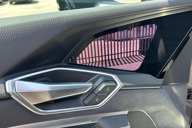 Audi e-tron S Photo 37