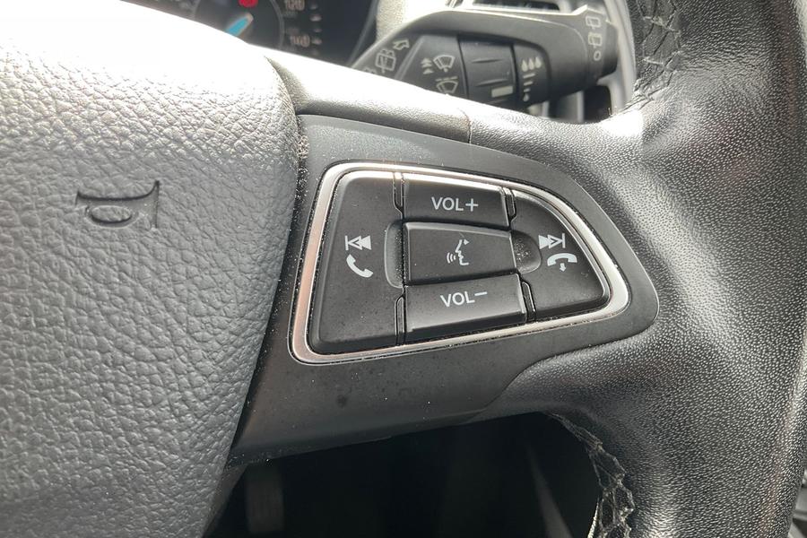 Ford KUGA Photo autoimg-b965dc09e3b4df93c7a1669fbc9cca91d016296b.jpg