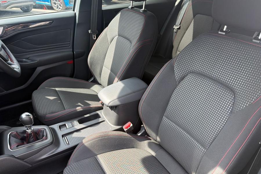 Ford FOCUS Photo autoimg-b96daf645fc09b3cf64ab0984a8506dcc01d7b4a.jpg