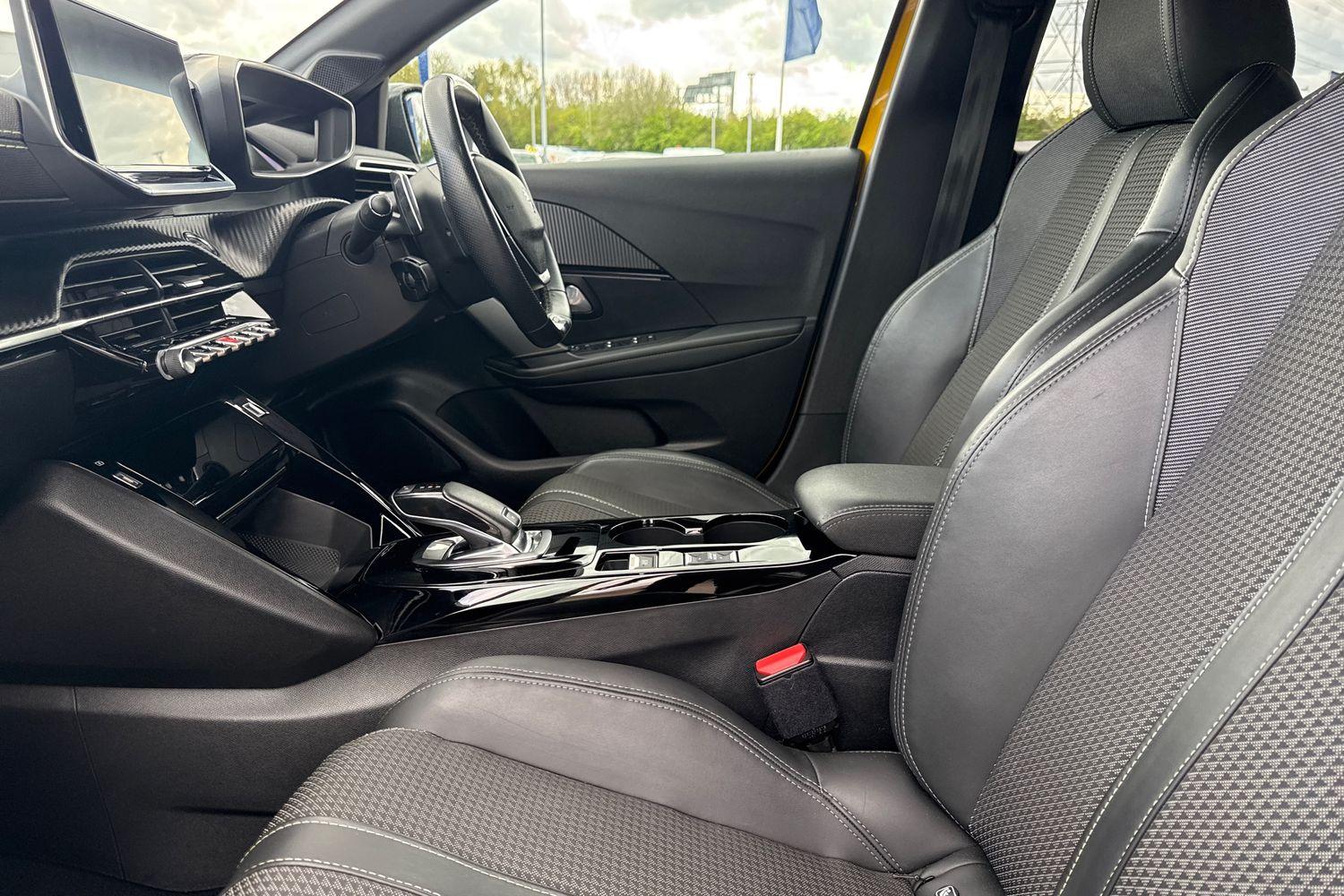 Peugeot 208 Photo 18