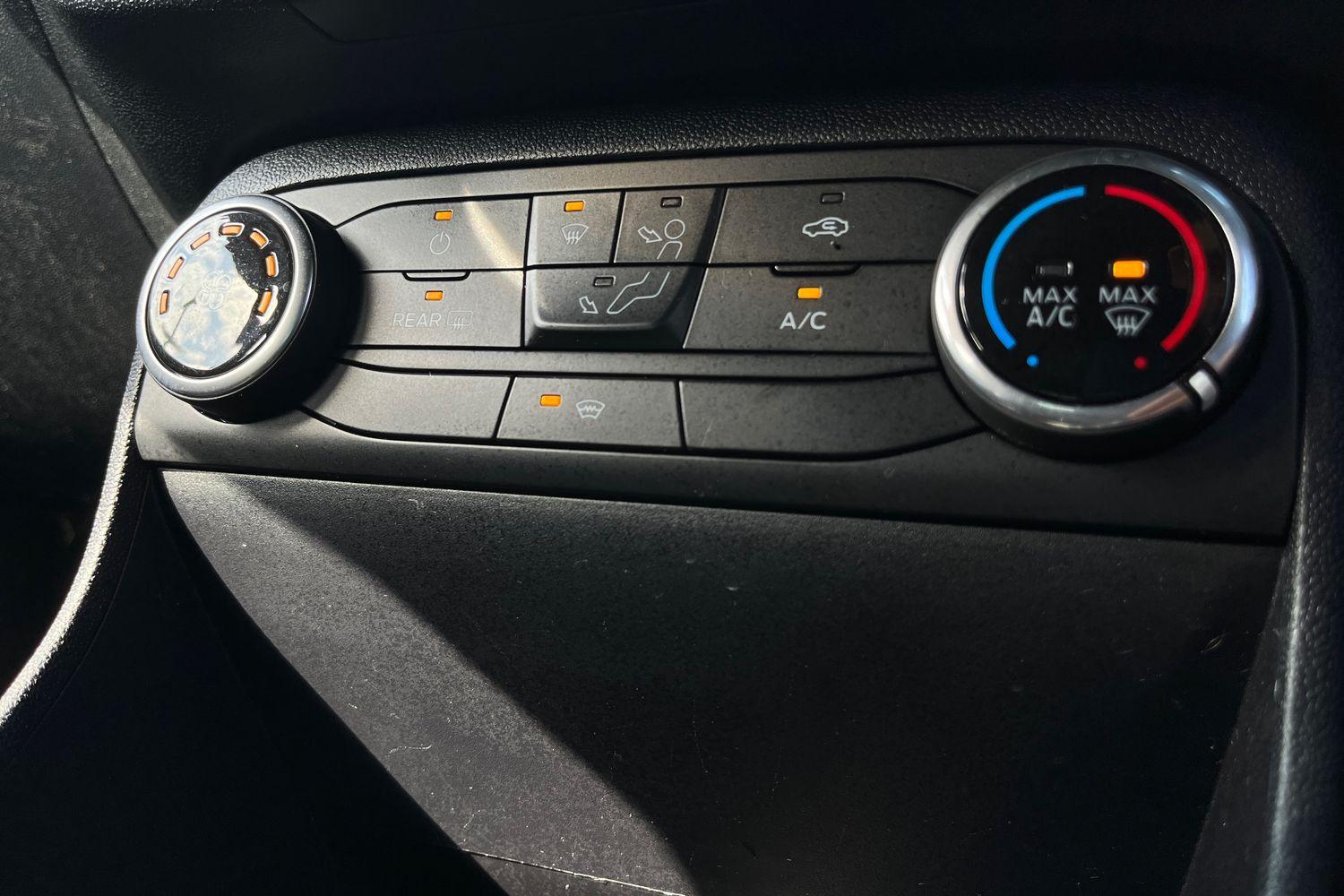 Ford FIESTA Photo 32