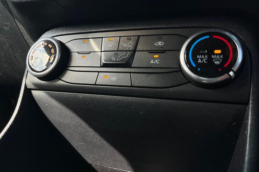 Ford FIESTA Photo autoimg-b9e0ec16c327c85b5f9e7f253c21fa32118bb75c.jpg
