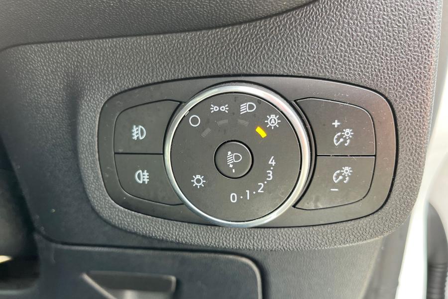 Ford FIESTA Photo autoimg-b9f010bb03aeff69b76ed7c65577c3d7cd15908a.jpg