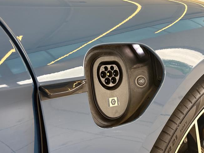 PORSCHE Taycan Photo 49