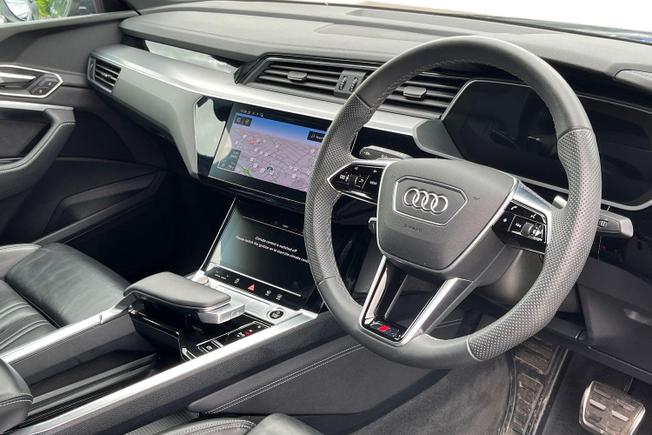 AUDI Q8 E-Tron Photo 6