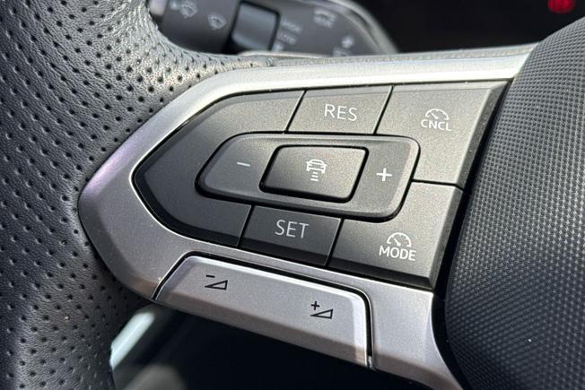 VOLKSWAGEN Tiguan Photo 16