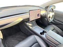 TESLA Model 3 Photo 2