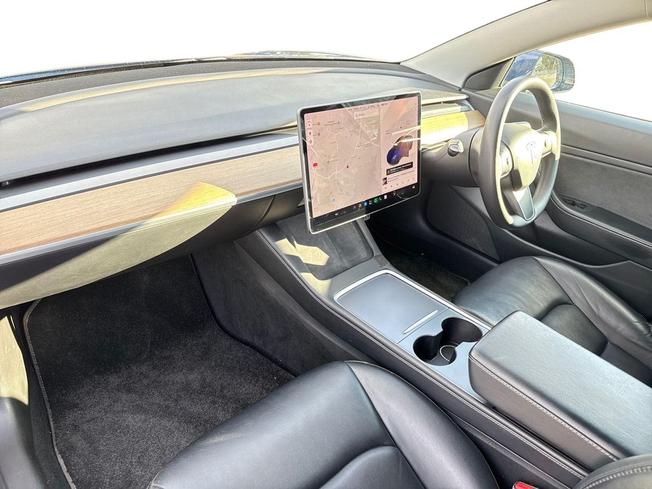 TESLA Model 3 Photo 2