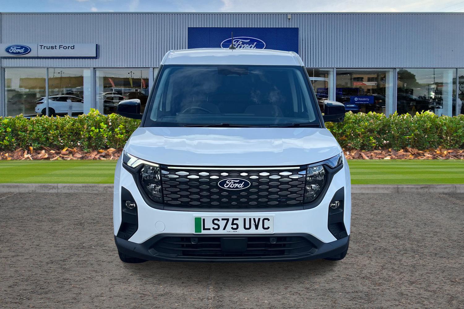 Ford E-Transit Courier Photo 11