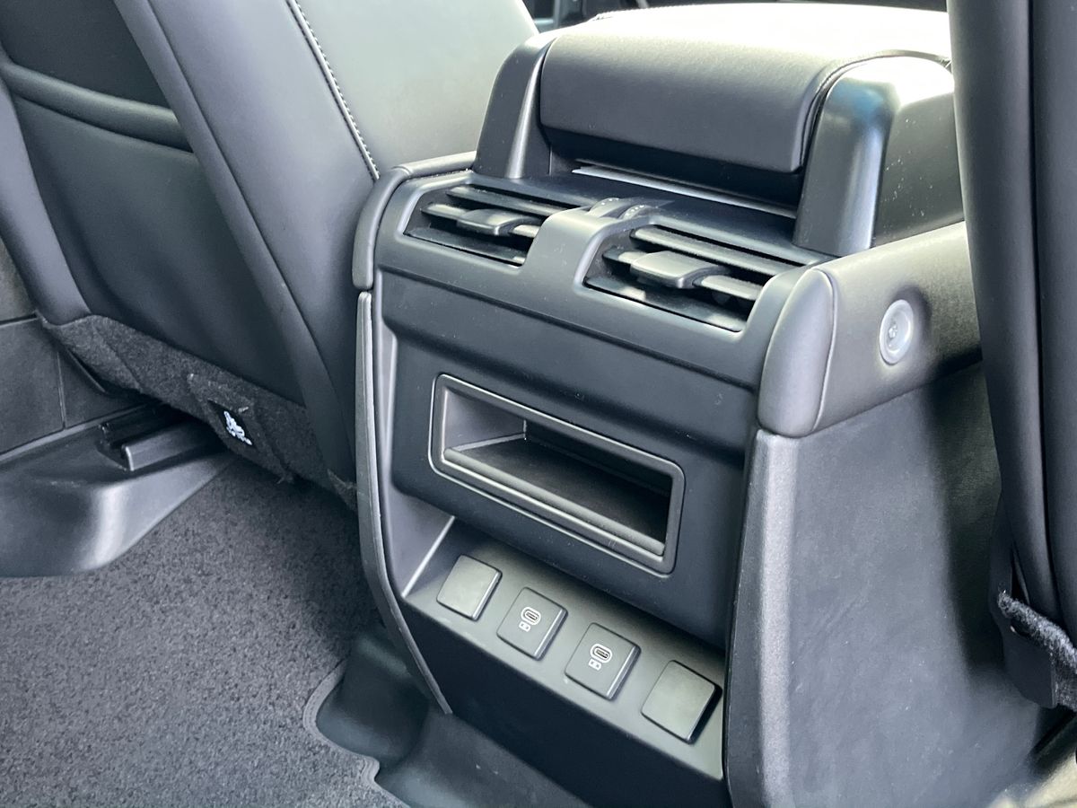 Land Rover Defender 110 Photo 29