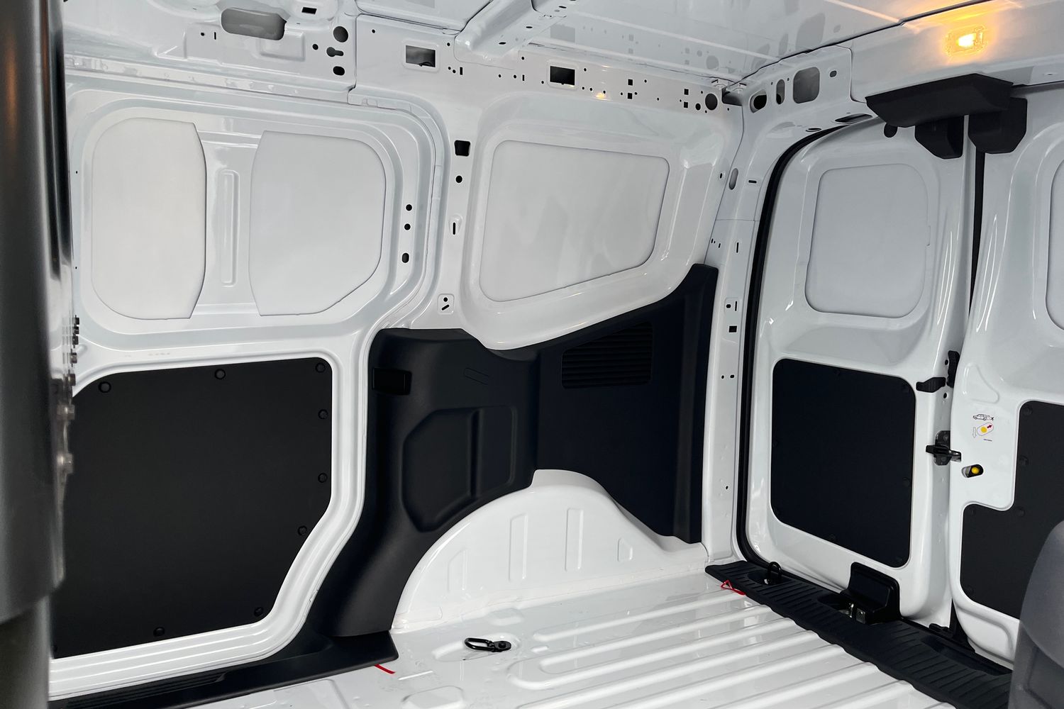 Ford TRANSIT COURIER Photo 3