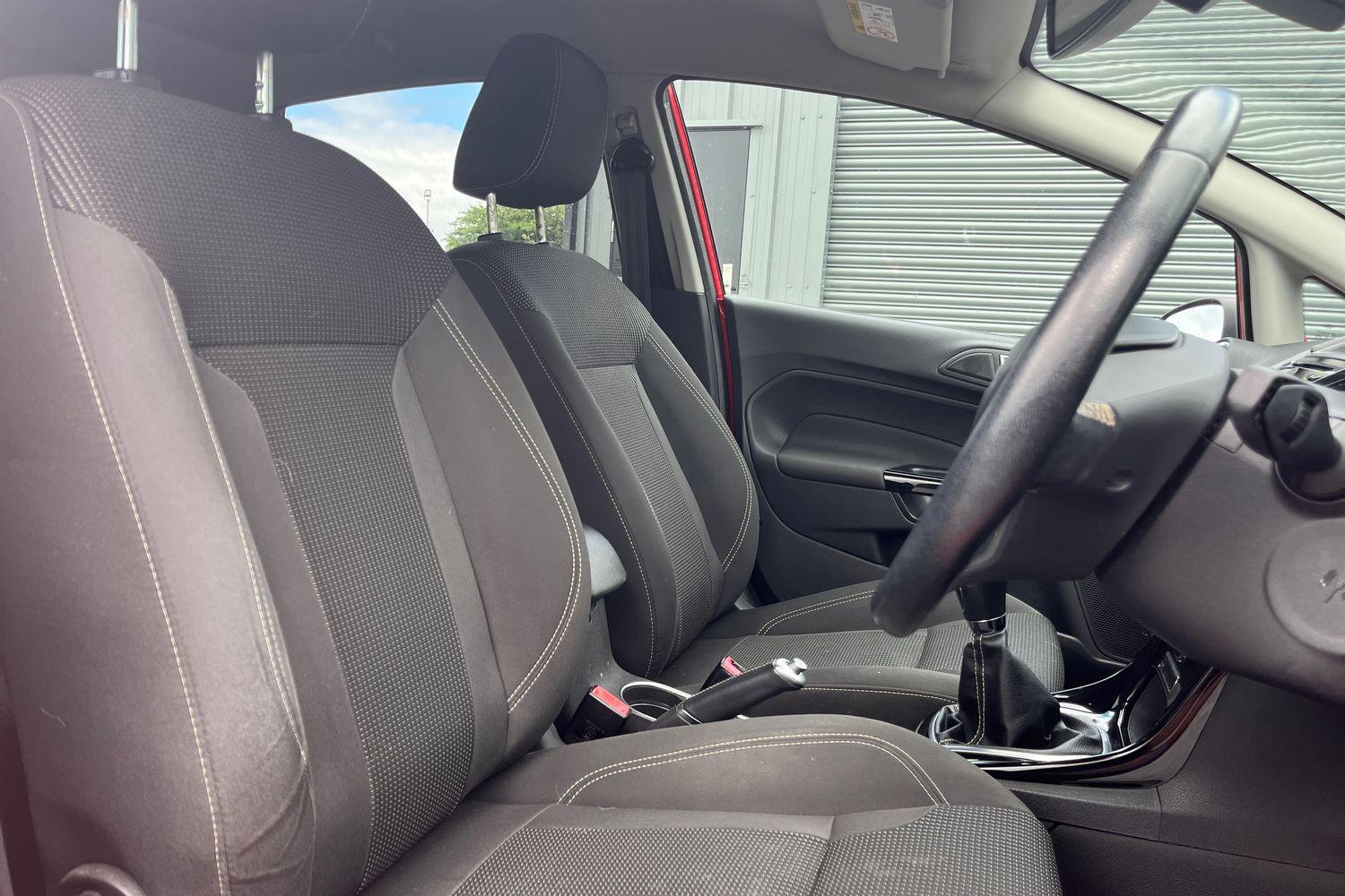 Ford FIESTA Photo 16