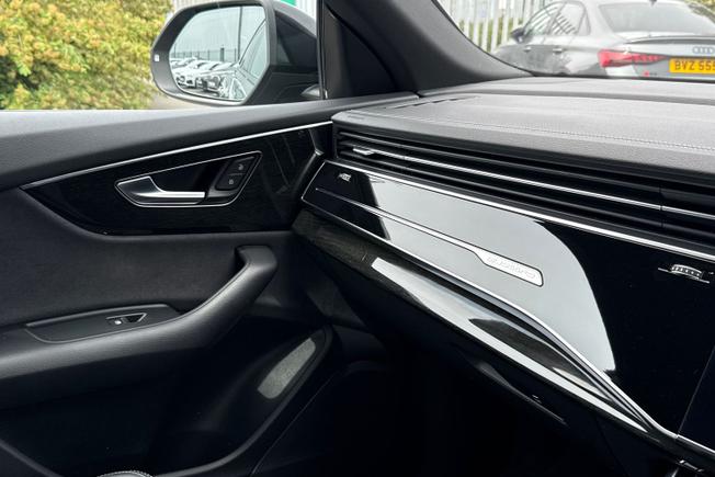 AUDI Q8 Photo 36