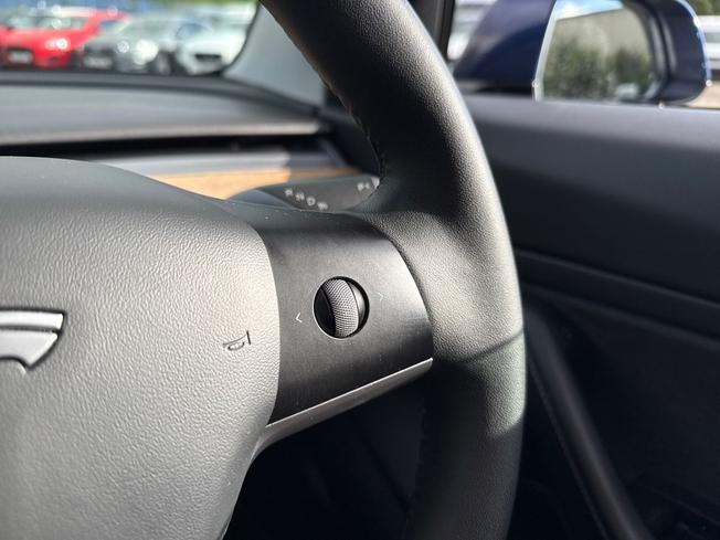 TESLA Model 3 Photo 17