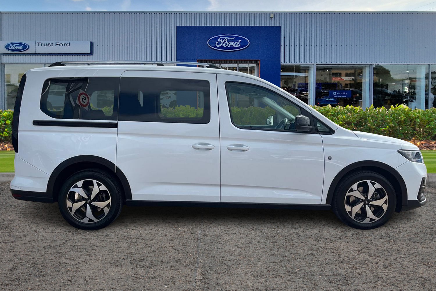 Ford TOURNEO CONNECT Photo 2