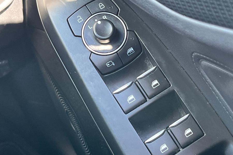 Ford FOCUS Photo autoimg-bb2c4b53a2fe4baaf7547742109f8de75f68fcfd.jpg
